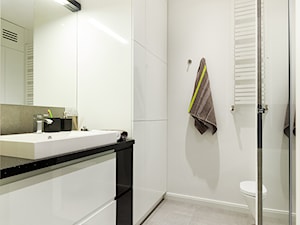 Kobalt z fuksją - realizacja - Mała bez okna z lustrem z punktowym oświetleniem łazienka, styl minimalistyczny - zdjęcie od Fabryka Nastroju Izabela Szewc