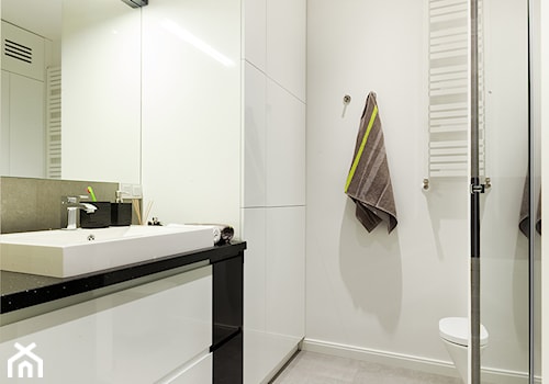 Kobalt z fuksją - realizacja - Mała bez okna z lustrem z punktowym oświetleniem łazienka, styl minimalistyczny - zdjęcie od Fabryka Nastroju Izabela Szewc