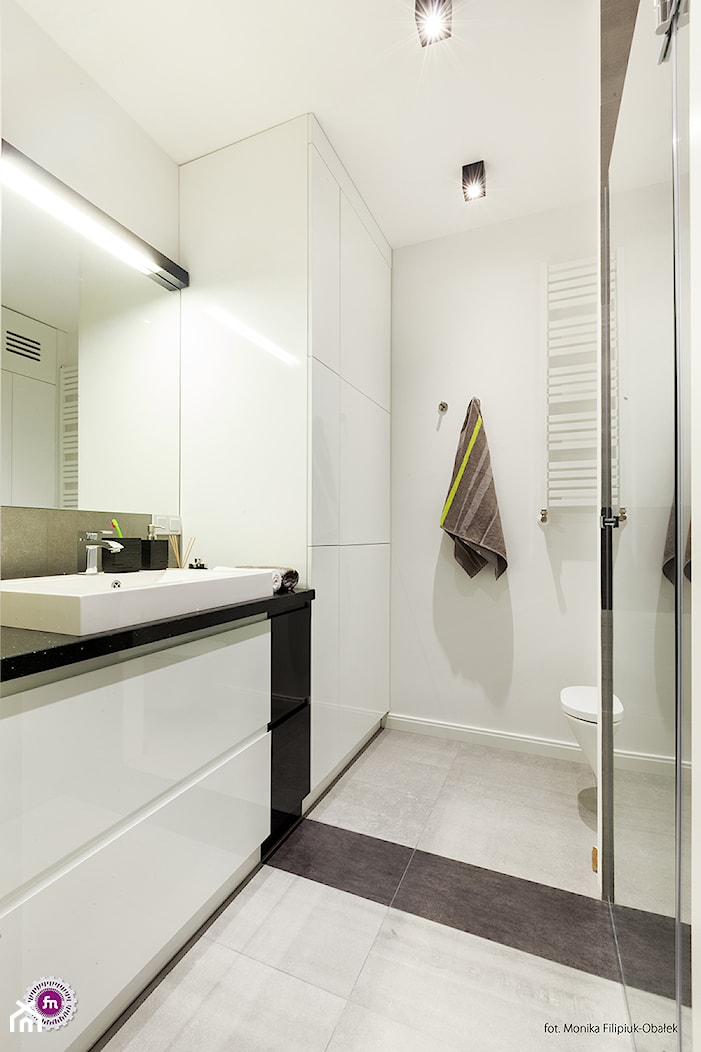Kobalt z fuksją - realizacja - Mała bez okna z lustrem z punktowym oświetleniem łazienka, styl minimalistyczny - zdjęcie od Fabryka Nastroju Izabela Szewc - Homebook