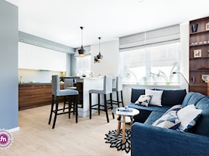 Z heksagonem-realizacja - Biały salon z kuchnią z jadalnią, styl skandynawski - zdjęcie od Fabryka Nastroju Izabela Szewc