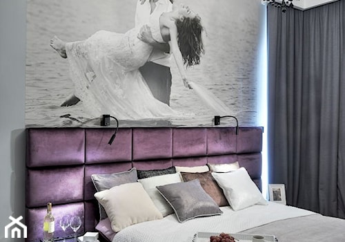 z ukosa - Średnia biała sypialnia, styl glamour - zdjęcie od Fabryka Nastroju Izabela Szewc