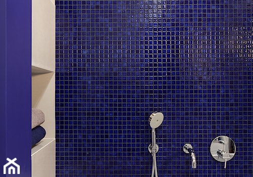 Kobalt z fuksją - realizacja - Mała bez okna łazienka, styl nowoczesny - zdjęcie od Fabryka Nastroju Izabela Szewc