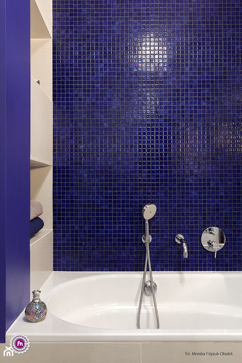 Kobalt z fuksją - realizacja - Mała bez okna łazienka, styl nowoczesny - zdjęcie od Fabryka Nastroju Izabela Szewc