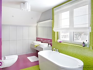 Ożywczy salon kąpielowy - Średnia na poddaszu z dwoma umywalkami z punktowym oświetleniem łazienka z oknem, styl minimalistyczny - zdjęcie od Fabryka Nastroju Izabela Szewc