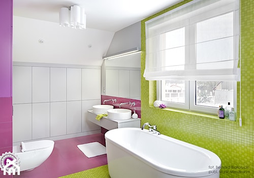 Ożywczy salon kąpielowy - Średnia na poddaszu z dwoma umywalkami z punktowym oświetleniem łazienka z oknem, styl minimalistyczny - zdjęcie od Fabryka Nastroju Izabela Szewc