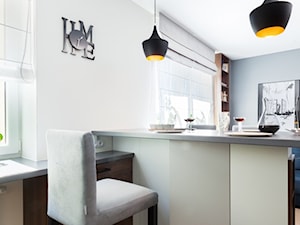Z heksagonem-realizacja - Mała biała jadalnia jako osobne pomieszczenie, styl minimalistyczny - zdjęcie od Fabryka Nastroju Izabela Szewc