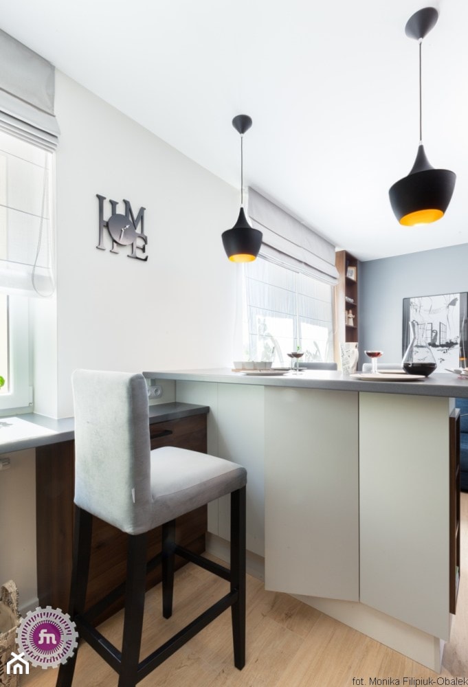 Z heksagonem-realizacja - Mała biała jadalnia jako osobne pomieszczenie, styl minimalistyczny - zdjęcie od Fabryka Nastroju Izabela Szewc