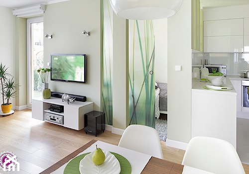 Zielono mi - Mały beżowy zielony salon z kuchnią z jadalnią z tarasem / balkonem, styl nowoczesny - zdjęcie od Fabryka Nastroju Izabela Szewc