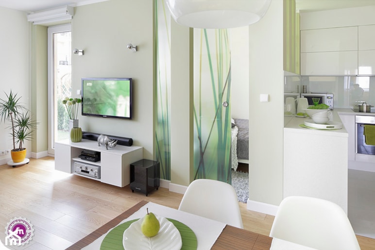 Zielono mi - Mały beżowy zielony salon z kuchnią z jadalnią z tarasem / balkonem, styl nowoczesny - zdjęcie od Fabryka Nastroju Izabela Szewc