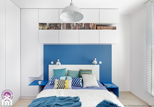 Mała biała niebieska sypialnia, styl skandynawski - zdjęcie od Fabryka Nastroju Izabela Szewc