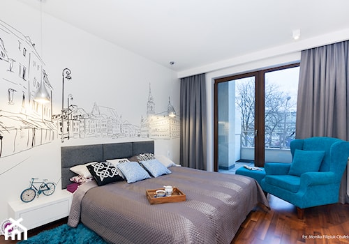 Kobalt z fuksją - realizacja - Średnia biała sypialnia z balkonem / tarasem, styl nowoczesny - zdjęcie od Fabryka Nastroju Izabela Szewc