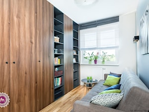 Małe w osobnym pomieszczeniu z sofą białe szare biuro, styl nowoczesny - zdjęcie od Fabryka Nastroju Izabela Szewc
