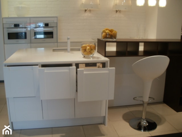 Aranżacje - Średnia otwarta biała z zabudowaną lodówką z podblatowym zlewozmywakiem kuchnia dwurzędowa - zdjęcie od Elkamino Dom