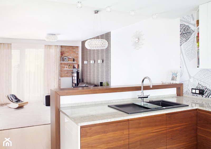 Aranżacje - Mała otwarta biała z nablatowym zlewozmywakiem kuchnia w kształcie litery l, styl skandynawski - zdjęcie od Elkamino Dom