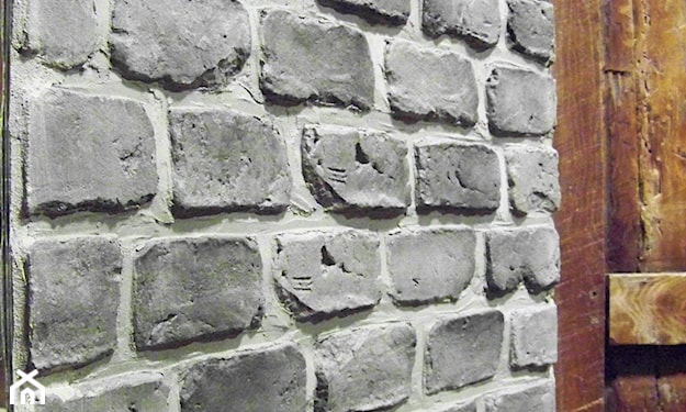 szara ściana z cegły