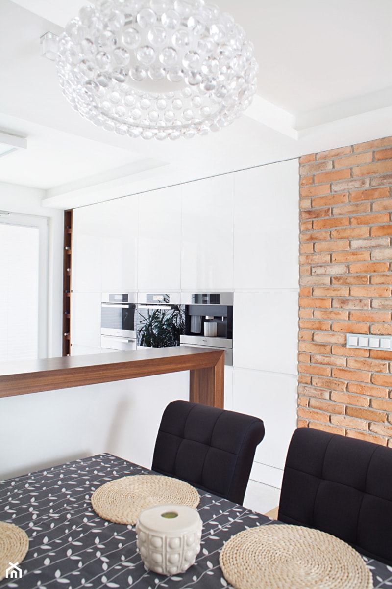Aranżacje - Średnia otwarta z zabudowaną lodówką kuchnia jednorzędowa z oknem, styl nowoczesny - zdjęcie od Elkamino Dom
