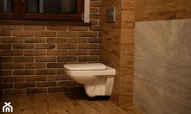łazienka z ceglaną ścianą