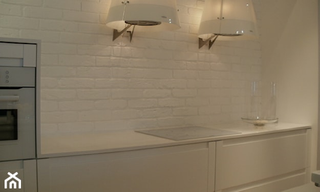 ściana z białej cegły, białe meble kuchenne, białe kinkiety