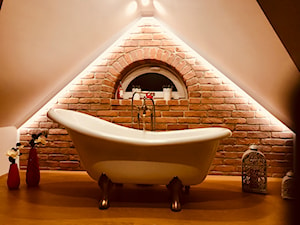 Aranżacje - Mała na poddaszu łazienka z oknem, styl nowoczesny - zdjęcie od Elkamino Dom