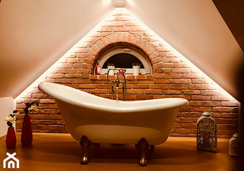 Aranżacje - Mała na poddaszu łazienka z oknem, styl nowoczesny - zdjęcie od Elkamino Dom