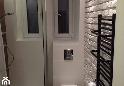 Płytki Stara Cegła Biała - Mała łazienka z oknem - zdjęcie od Elkamino Dom