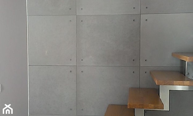 ściana z płyt betonowych, drewniane schody
