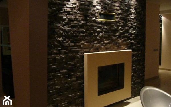 ściana z kamienia dekoracyjnego w salonie, beżowy kominek