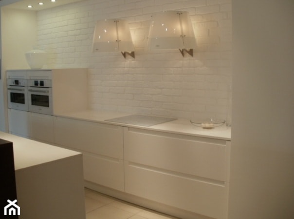 Aranżacje - Średnia zamknięta z kamiennym blatem biała z zabudowaną lodówką kuchnia dwurzędowa, styl skandynawski - zdjęcie od Elkamino Dom