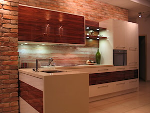 Aranżacje - Średnia otwarta z salonem z zabudowaną lodówką z podblatowym zlewozmywakiem kuchnia w kształcie litery l z marmurem nad blatem kuchennym, styl nowoczesny - zdjęcie od Elkamino Dom