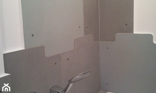 płyty betonowe na ścianie w łazience