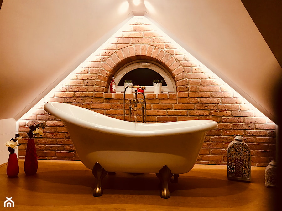 Aranżacje - Mała na poddaszu łazienka z oknem, styl tradycyjny - zdjęcie od Elkamino Dom