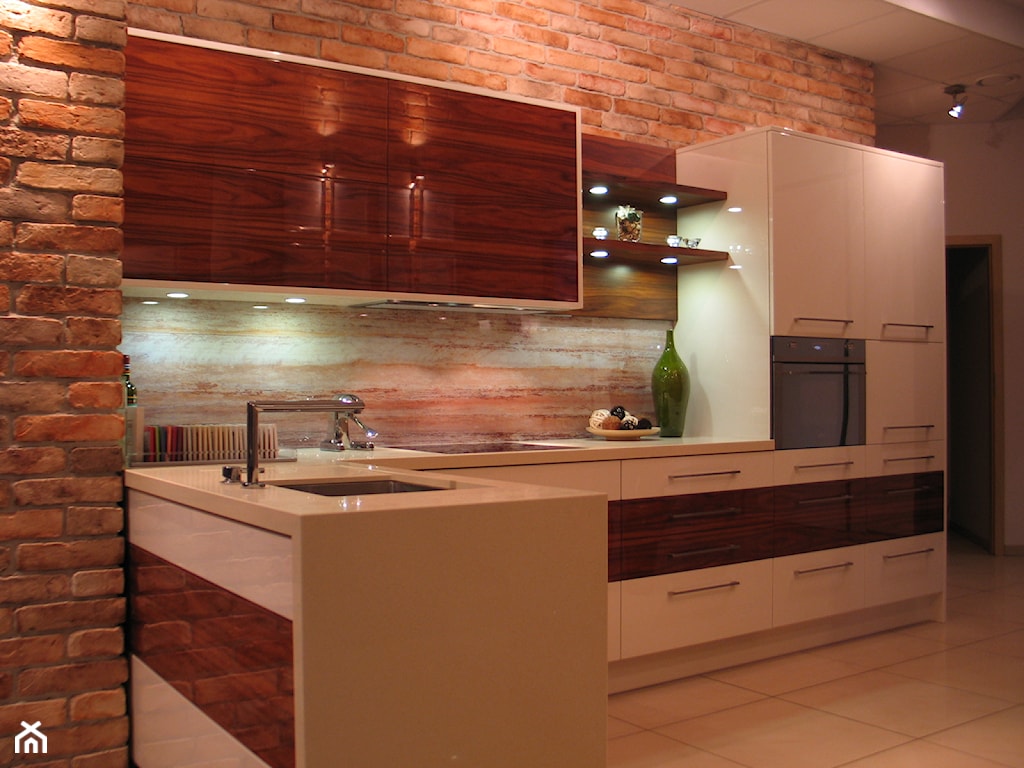 ściana z cegły w nowoczesnej kuchni