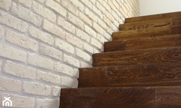 biała cegła dekoracyjna, drewniane schody