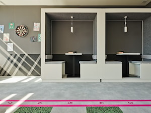 Rewitalizacja biura T-Mobile - Duże z sofą szare biuro, styl nowoczesny - zdjęcie od A+D Retail Store Design