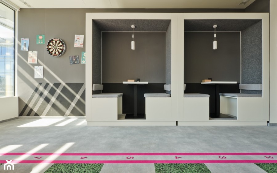 Rewitalizacja biura T-Mobile - Duże z sofą szare biuro, styl nowoczesny - zdjęcie od A+D Retail Store Design - Homebook