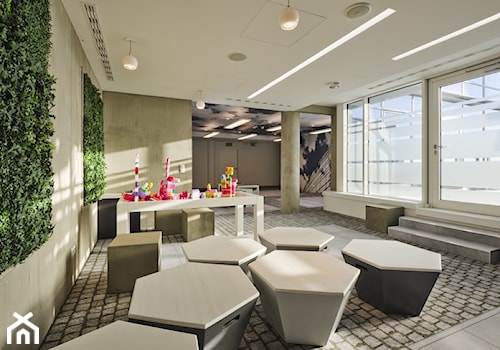 Rewitalizacja biura T-Mobile - Duże z zabudowanym biurkiem białe biuro, styl nowoczesny - zdjęcie od A+D Retail Store Design