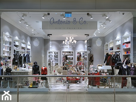 Aranżacje wnętrz - Wnętrza publiczne: Sklep Antonio & Co. - Wnętrza publiczne, styl glamour - A+D Retail Store Design . Przeglądaj, dodawaj i zapisuj najlepsze zdjęcia, pomysły i inspiracje designerskie. W bazie mamy już prawie milion fotografii!