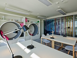 Rewitalizacja biura T-Mobile - Duże beżowe biuro, styl nowoczesny - zdjęcie od A+D Retail Store Design