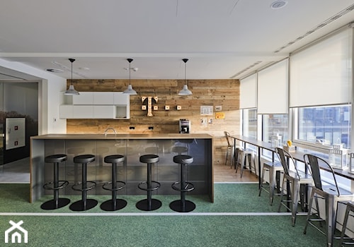 Rewitalizacja biura T-Mobile - Duże z zabudowanym biurkiem białe biuro, styl nowoczesny - zdjęcie od A+D Retail Store Design