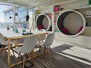 Rewitalizacja biura T-Mobile - Duże białe biuro, styl nowoczesny - zdjęcie od A+D Retail Store Design