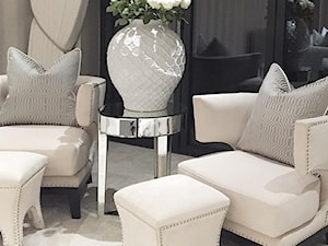 Nowoczesne wnętrza w beżowych barwach - Mały szary salon, styl glamour - zdjęcie od PRIMAVERA-HOME.COM