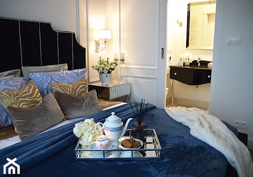 Inspiracja wystroju mieszkania w stylu nowojorskim - Mała biała sypialnia z łazienką - zdjęcie od PRIMAVERA-HOME.COM