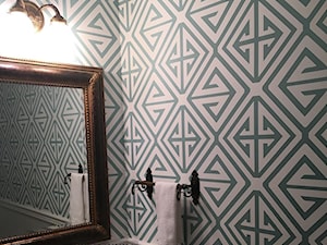 Geometryczne tapety w stylu nowojorskim i glamour - Łazienka, styl glamour - zdjęcie od PRIMAVERA-HOME.COM