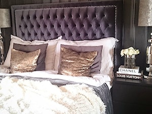 Łóżka tapicerowane w stylu nowojorskim i glamour - Mała czarna sypialnia, styl glamour - zdjęcie od PRIMAVERA-HOME.COM