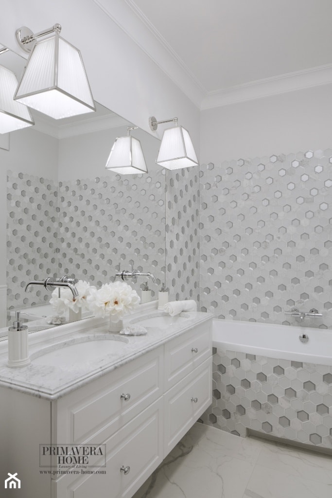 Apartament w stulu Nowojorskim - luksusowe wnetrza: salon, sypialnia - Średnia bez okna z dwoma umywalkami z marmurową podłogą łazienka, styl glamour - zdjęcie od PRIMAVERA-HOME.COM