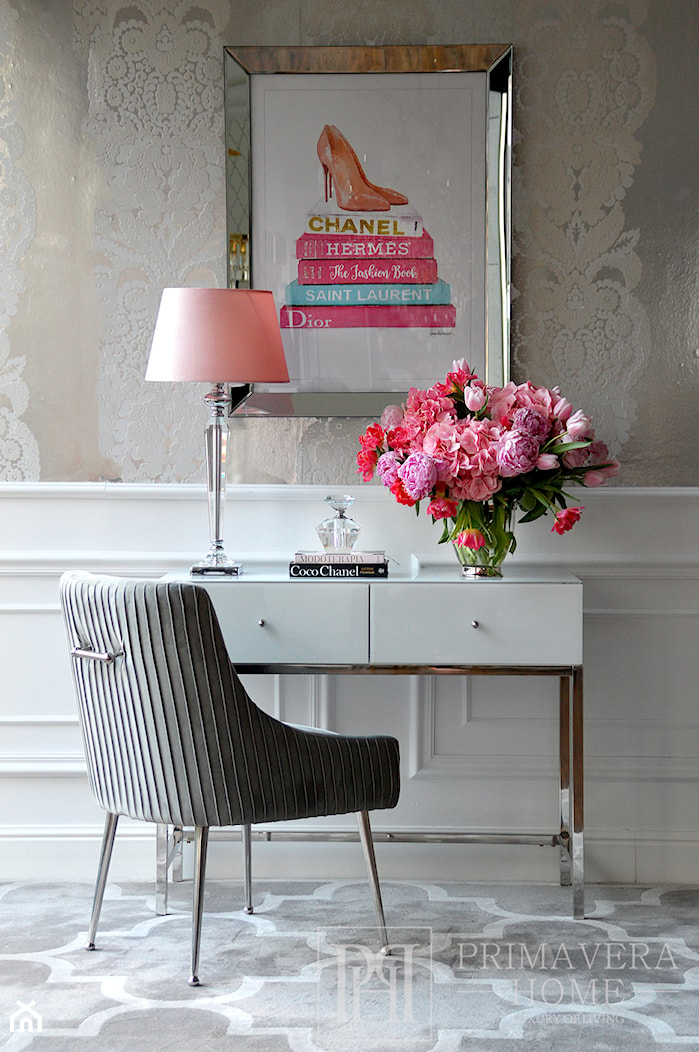 Tapicerowane eleganckie krzesło glamour - sypialnia w stylu glamour - zdjęcie od PRIMAVERA-HOME.COM - Homebook