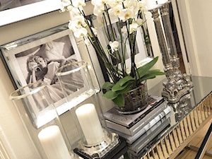 Obrazy w lustrzanych ramach - Mały biały salon, styl nowoczesny - zdjęcie od PRIMAVERA-HOME.COM
