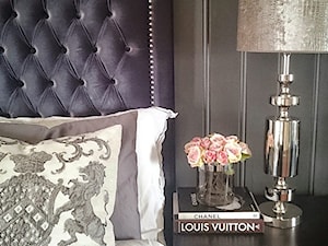 Łóżka tapicerowane w stylu nowojorskim i glamour - Średnia czarna z panelami tapicerowanymi sypialnia, styl glamour - zdjęcie od PRIMAVERA-HOME.COM