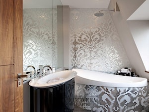 Łazienka w stylu Glamour z obrazem z mozaiki - Średnia na poddaszu z dwoma umywalkami z punktowym oświetleniem łazienka z oknem, styl glamour - zdjęcie od PRIMAVERA-HOME.COM