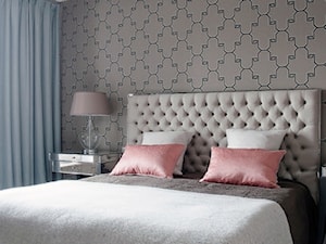 Geometryczne tapety w stylu nowojorskim i glamour - Średnia beżowa sypialnia, styl glamour - zdjęcie od PRIMAVERA-HOME.COM